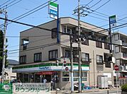ファミリーマート 徒歩4分。コンビニ 250m