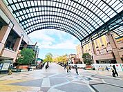 恵比寿ガーデンプレイス 徒歩10分。多数の商業施設、レストラン、美術館、オフィスビル、集合住宅、ホテルなどで構成されている恵比寿のシンボル 740m