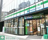 ファミリーマート北参道駅前店 徒歩3分。 210m