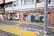 セブンイレブン港区三田5丁目店 徒歩8分。 580m
