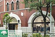 COS青山店 徒歩13分。 970m