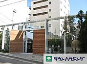 VILLAGE 徒歩2分。ショッピングセンター 130m