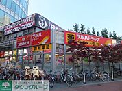 ツルハドラッグ 徒歩3分。ドラックストア 200m