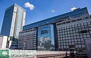 新宿タカシマヤ 徒歩13分。 990m