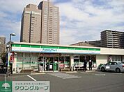 ファミリーマート千葉みなと駅南口店 徒歩11分。コンビニ 860m