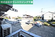 目の前は駐輪場のため閑静な住宅街