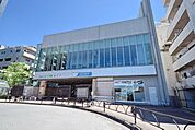 成城学園前駅(小田急 小田原線) 徒歩3分。その他 190m