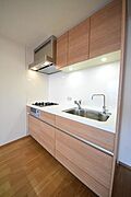 2口システムキッチンは収納も豊富です