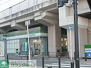 ファミリーマート 821m