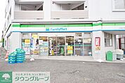 ファミリーマート上十条三丁目店 徒歩4分。コンビニ 250m