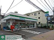ファミリーマート 徒歩11分。コンビニ 810m