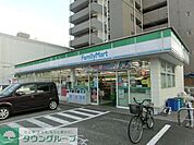 ファミリーマート 徒歩8分。コンビニ 570m