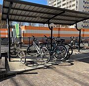 屋根付き駐輪場完備