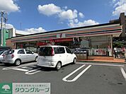 セブンイレブン 徒歩2分。コンビニ 130m