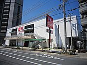 ユニクロ王子神谷店 754m