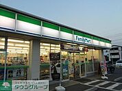 ファミリーマート 徒歩6分。コンビニ 430m