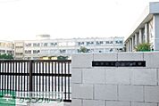 桜道中学校 徒歩12分。中学校 910m
