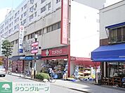 サンドラッグ 徒歩1分。ドラックストア 20m