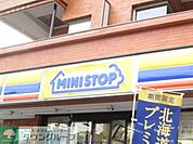 ミニストップ 徒歩3分。コンビニ 220m
