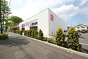ユニクロ多摩平店 337m