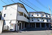 ★礼金なし、賃料1ヶ月間無料です♪1階が駐車場になっていて2階からが住居ですよ★