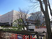 VARIE 徒歩12分。ショッピングセンター 900m