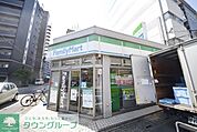 ファミリーマート草加氷川町店 徒歩3分。 180m