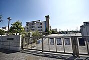 草加市立西町小学校 徒歩3分。 180m