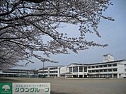 多摩市立鶴牧中学校 徒歩3分。中学校 180m