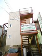★赤茶色の階段が目印★
