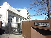 日野市立平山中学校 徒歩40分。中学校 3180m
