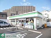 ファミリーマート 徒歩12分。コンビニ 950m