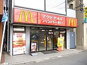マクドナルド 徒歩9分。ファストフード 680m