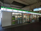 ファミリーマート 徒歩8分。コンビニ 580m