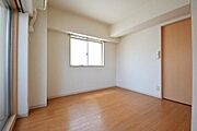 ★6.38帖の洋室・角部屋二面採光です★