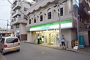 ファミリーマート大宮公園前店 徒歩11分。コンビニ 810m