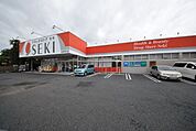 ドラッグストアセキ吉野町店 693m
