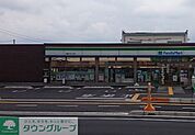 ファミリーマート上尾富士見二丁目店 徒歩8分。 570m