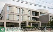 世田谷区立中央図書館 徒歩11分。図書館 830m