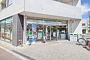 ファミリーマート 徒歩9分。コンビニ 680m