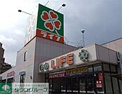 ライフ 徒歩10分。 740m