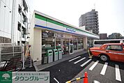 ファミリーマート 徒歩1分。 70m