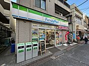 ファミリーマート 徒歩6分。 410m