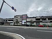 ライズモール戸塚 徒歩7分。★★食品のあおば・薬局のクリエイト・百円均一のダイソー・食事のしゃぶ葉などが入った複合施設です★★ 550m