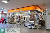 ファミリーマートトモニー入間市駅店 徒歩4分。コンビニ 260m