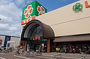 ライフ新座店 徒歩5分。スーパー 370m