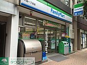 ファミリーマート入船一丁目店 徒歩1分。コンビニ 70m