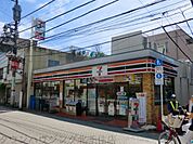 セブンイレブン 徒歩2分。コンビニ 100m