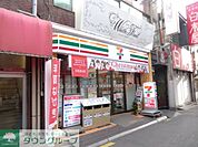 セブンイレブン 徒歩8分。コンビニ 620m