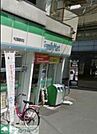 ファミリーマート 徒歩4分。コンビニ 320m